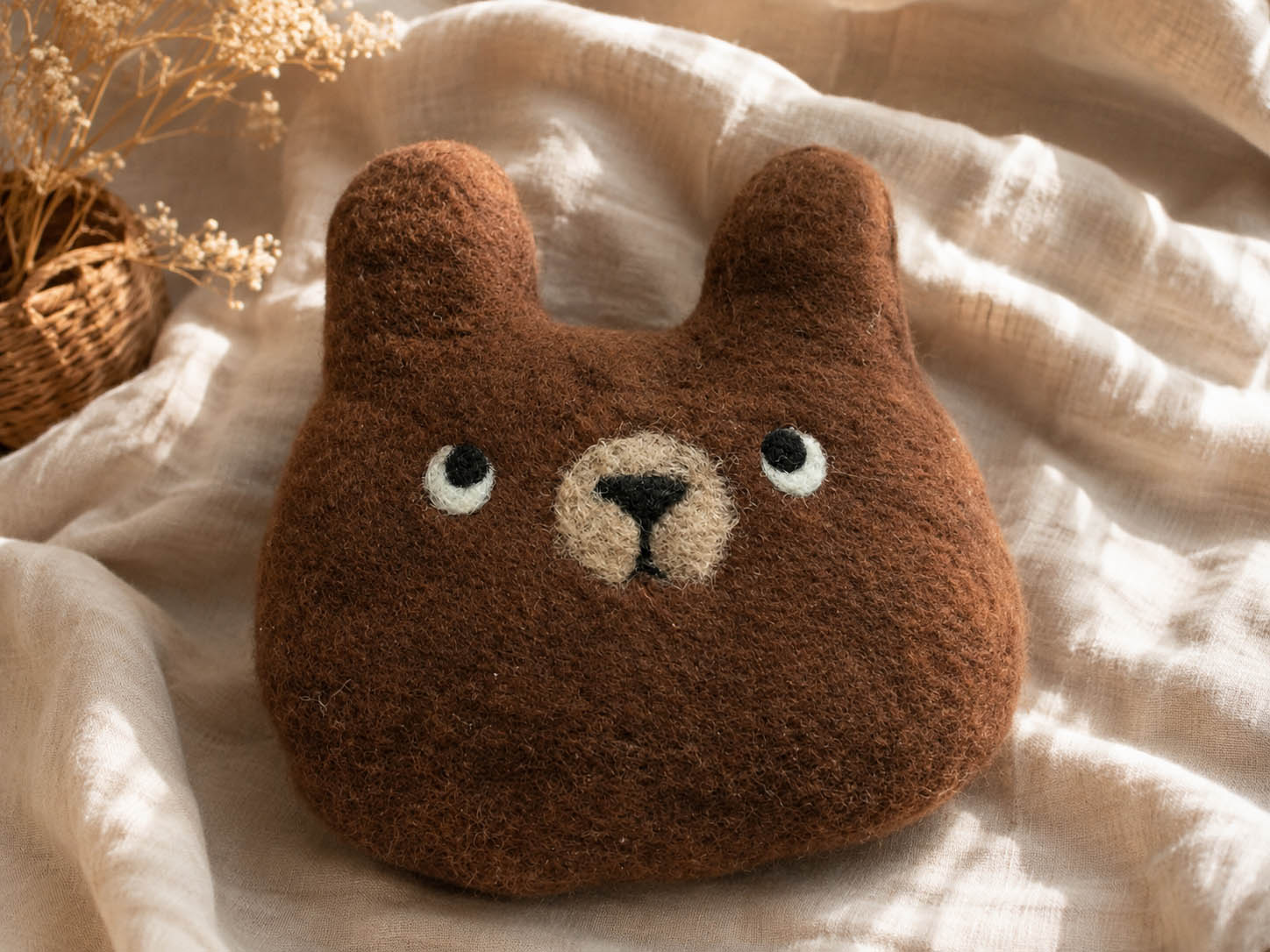 Coussin d'une tête d'ours feutrée à la main