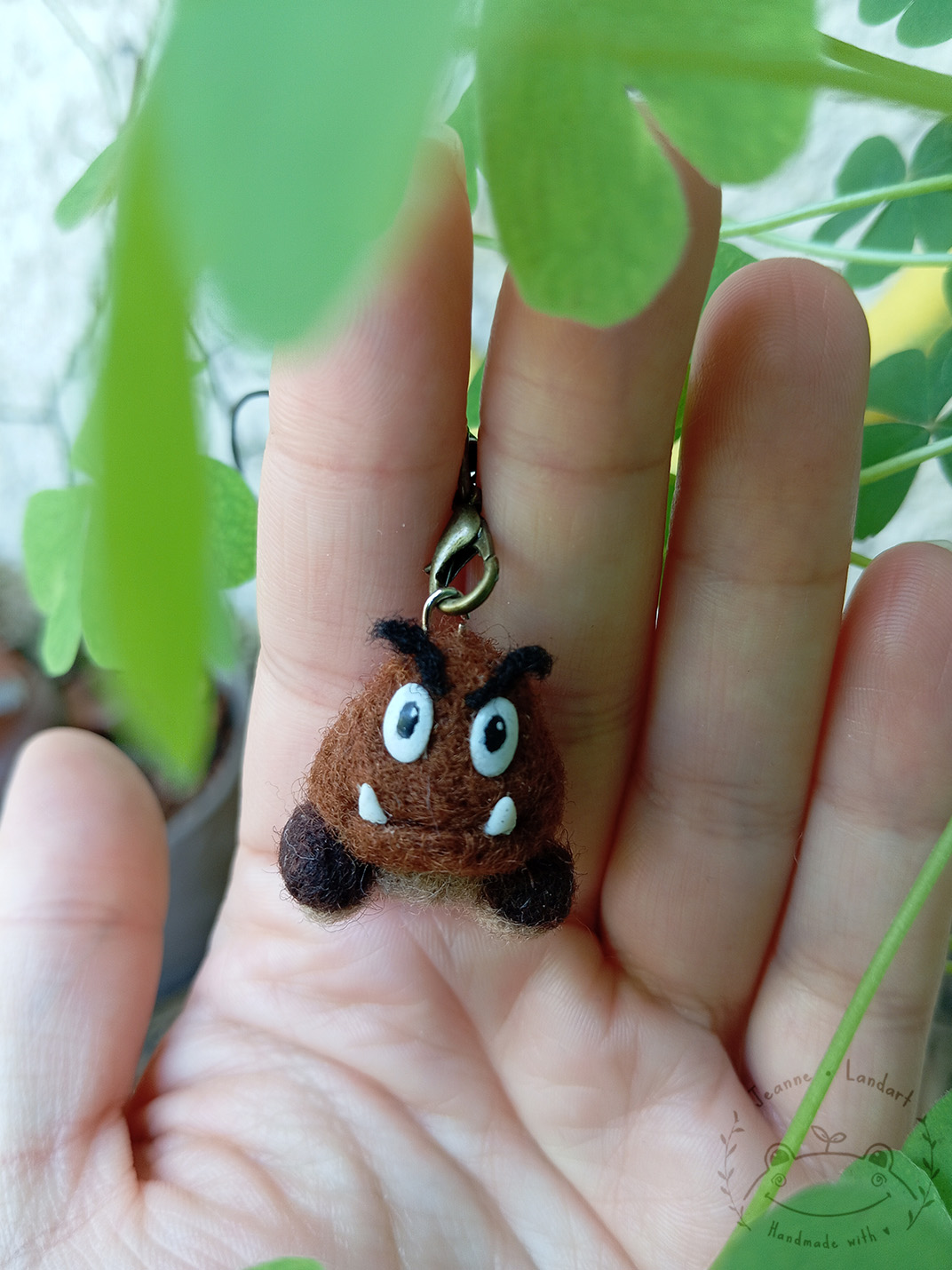 Figurine d'un Goomba feutré à l'aiguille