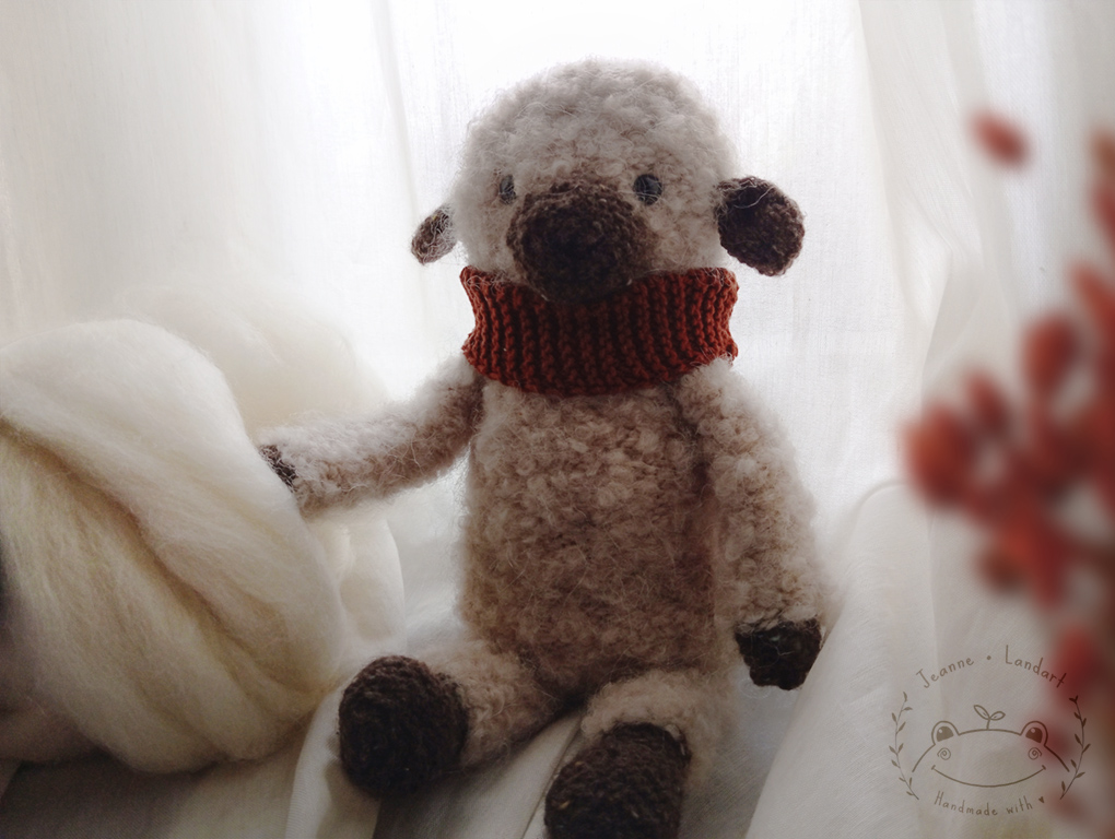 Peluche tricoté à la main représentant un mouton