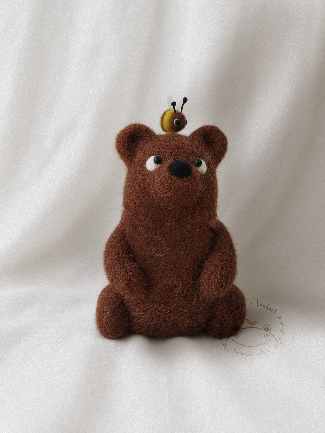 Figurine d'un ours et d'un abeille