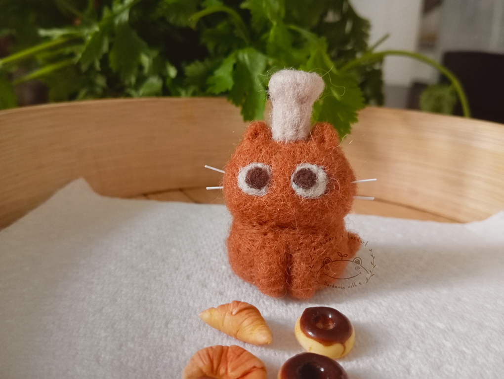 Figurine feutrée à l'aiguille, chat cuisinier