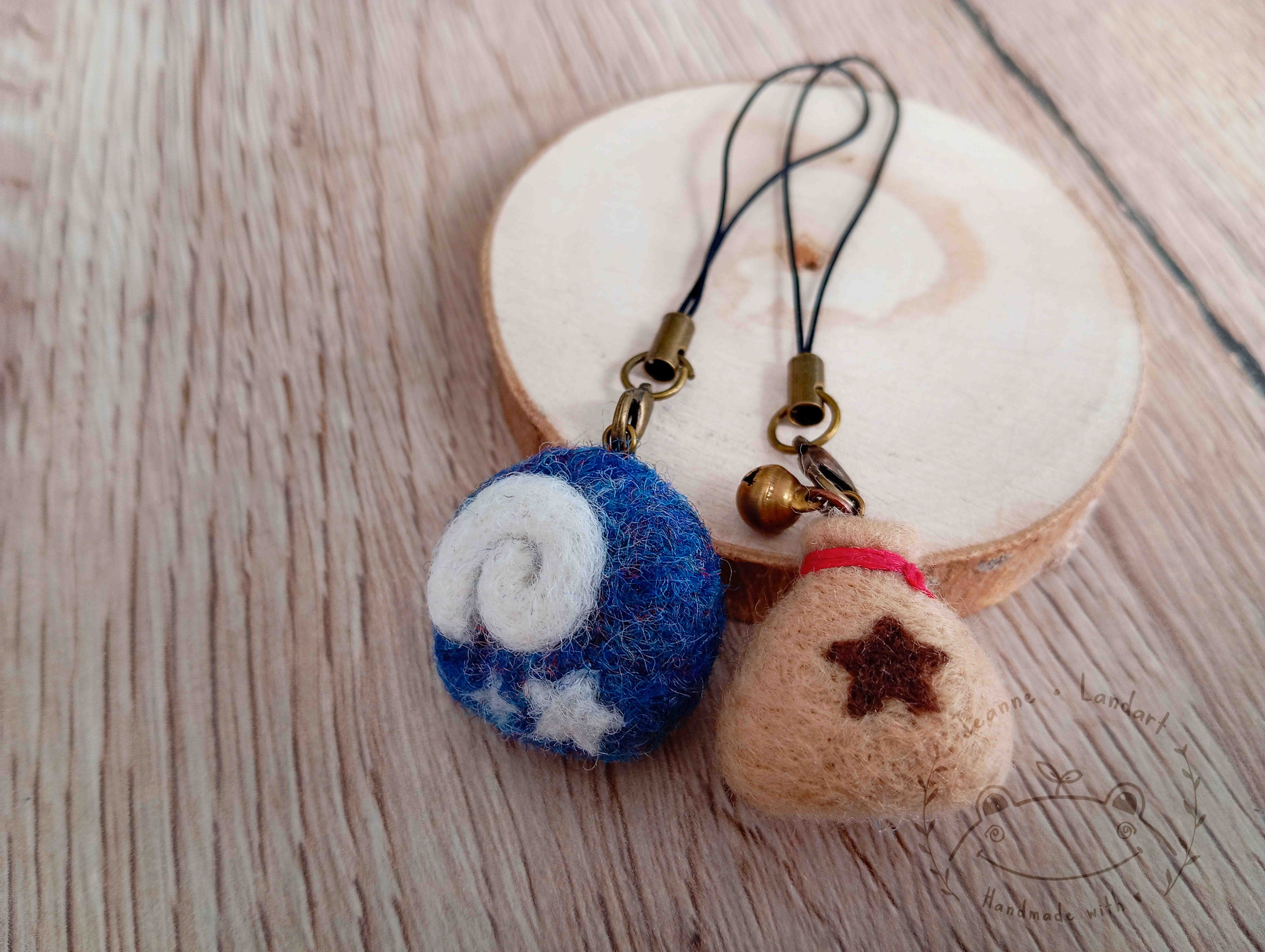 Figurines feutrées à l'aiguille représentant des fossiles et des sac de clochettes de la franchise Animal Crossing