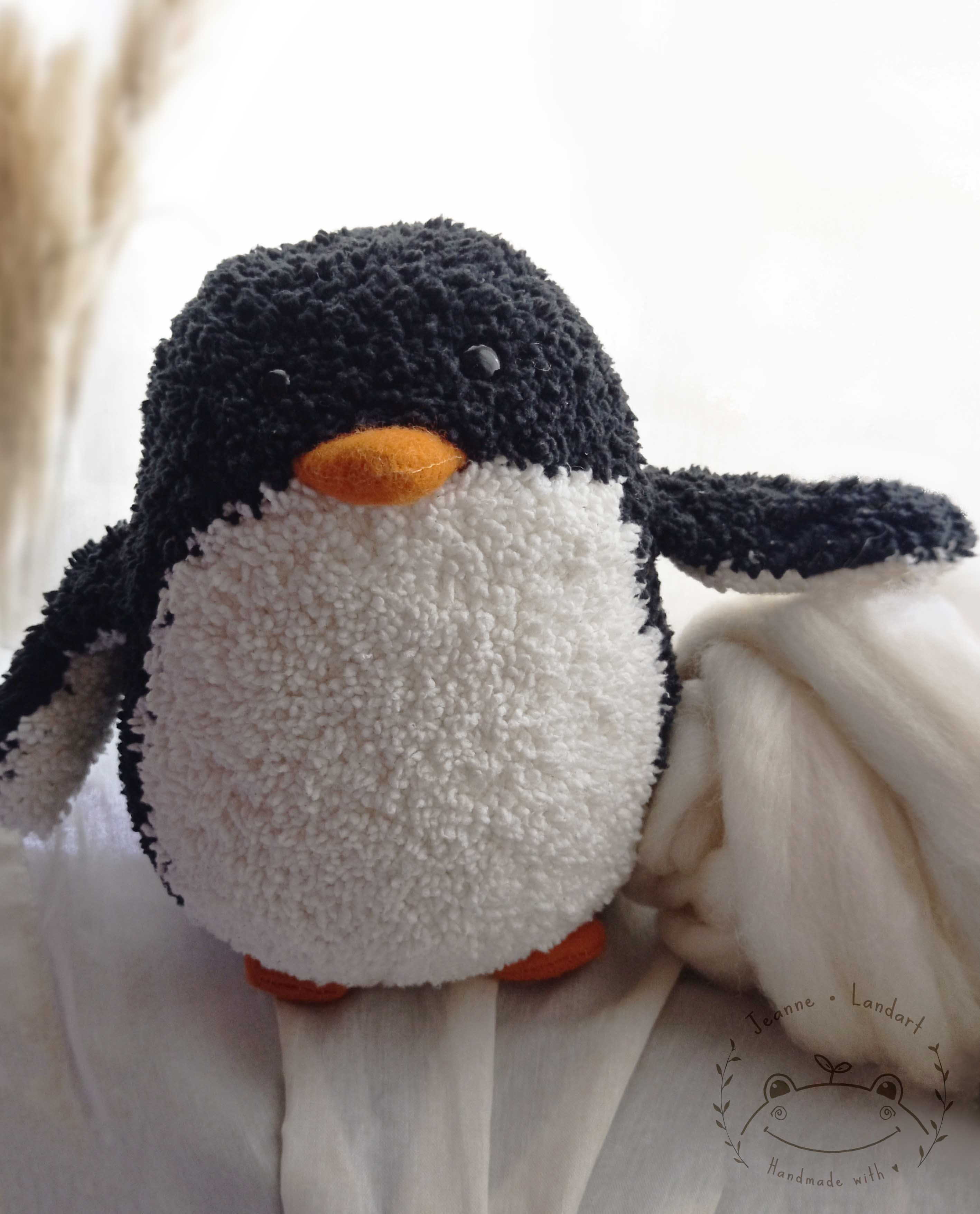 Peluche tricoté à la main représentant un pingouin